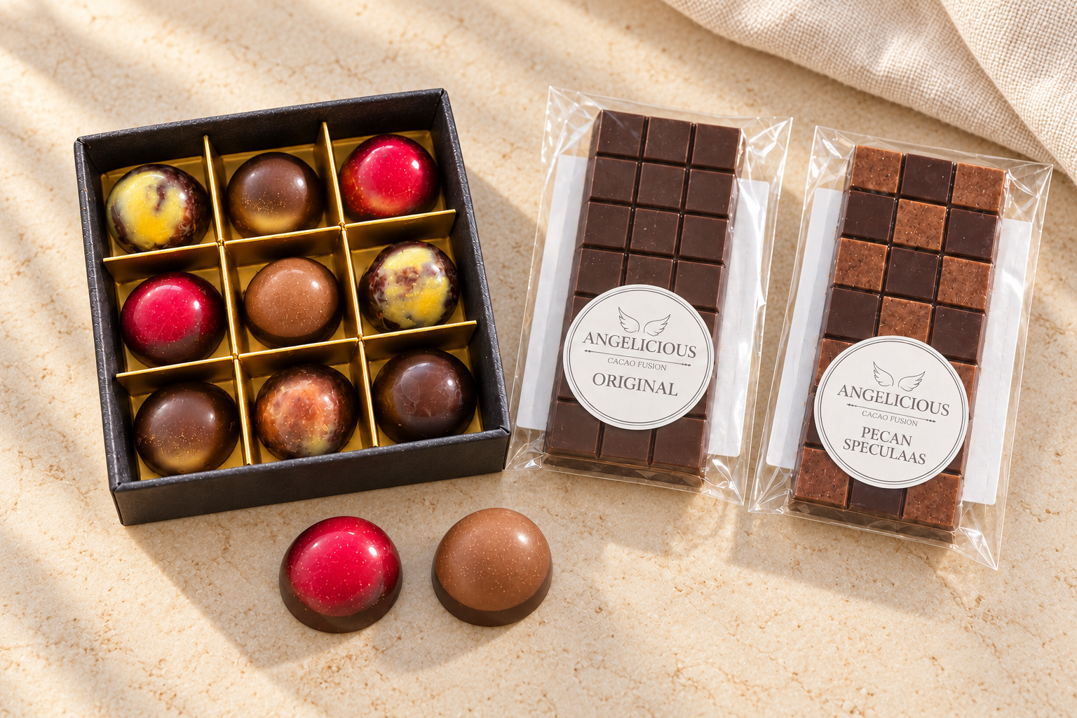 Bonbondoosje, twee losse bonbons en verpakte Original- en Pecan Speculaas-repen